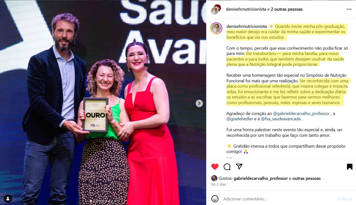 Aluna da FSA® recebendo reconhecimento